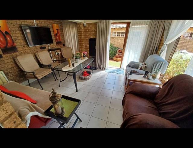 2 BEDROOM TOWNHOUSE FOR SALE IN ANNLIN